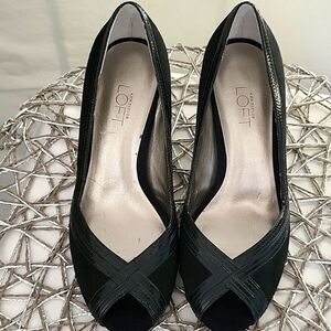 Womens ANN TAYLOR LOFT Dark Navy Blue Peep Toe Heel Size 7M